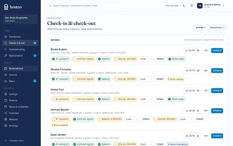 Écran Check-in et check-out d’Hosteo : arrivées du jour avec pièce d’identité, contrat, solde, taxe de séjour et état de la chambre
